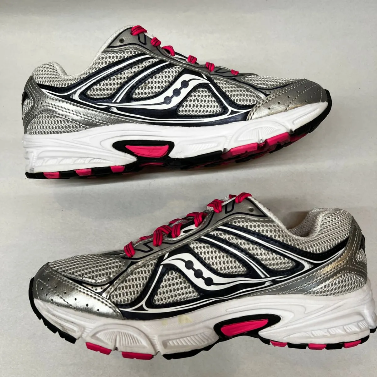 Women's Saucony •Cohesion 7• Running Shoe Silver/Pink 7 Wide - Preowned