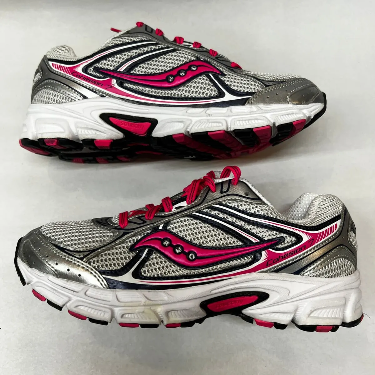 Women's Saucony •Cohesion 7• Running Shoe Silver/Pink 7 Wide - Preowned